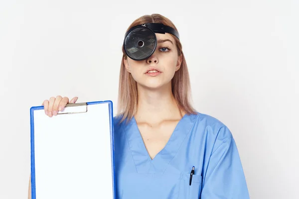 Jovem Médica Feminina Segurando Documento Estúdio Fundo Branco — Fotografia de Stock