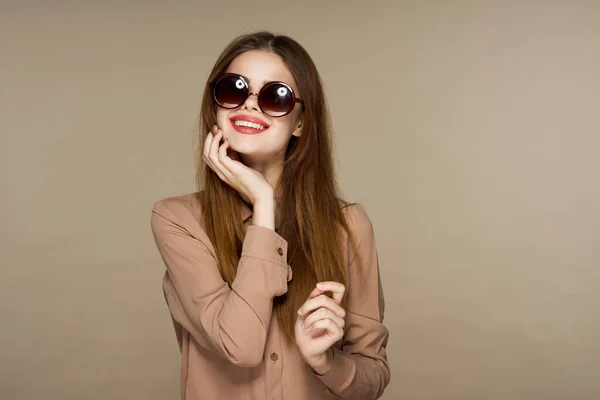 Junge Schöne Frau Mit Sonnenbrille Posiert Studio — Stockfoto