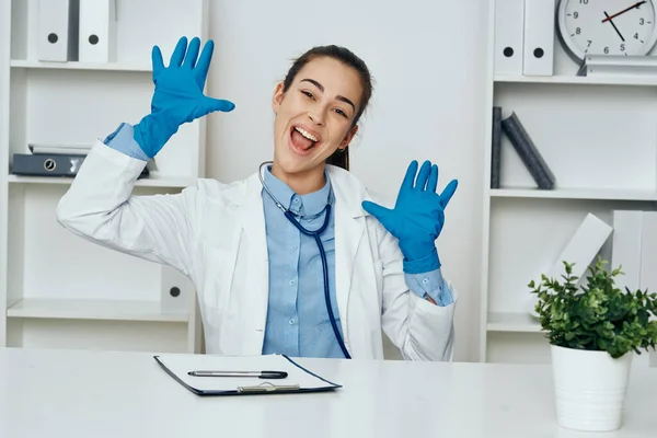 Junger Glücklicher Arzt Mit Handschuhen Schreibtisch Krankenhaus — Stockfoto