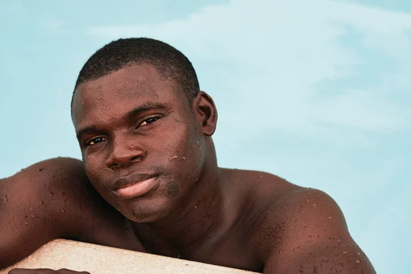 Jung Hübsch Mann Posiert Die Pool — Stockfoto