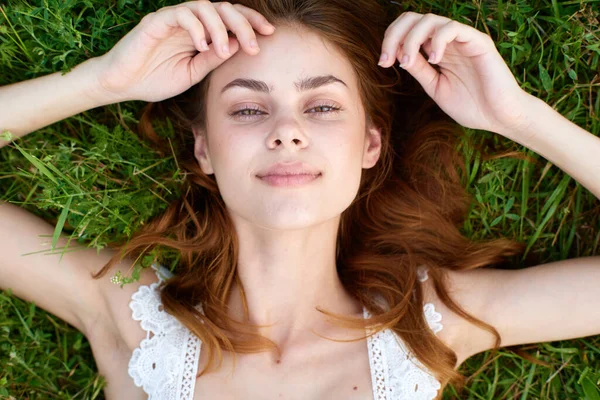 Ung Vacker Kvinna Liggande Gräs — Stockfoto