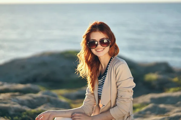 Młoda Piękna Kobieta Siedzi Plaży — Zdjęcie stockowe