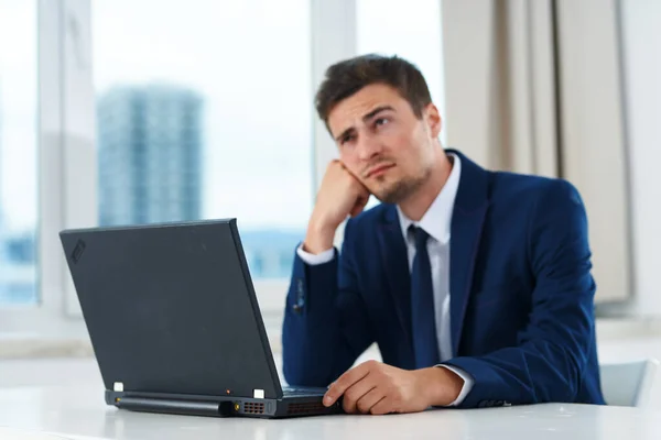 Jovem Desapontado Empresário Trabalhando Escritório Com Laptop — Fotografia de Stock