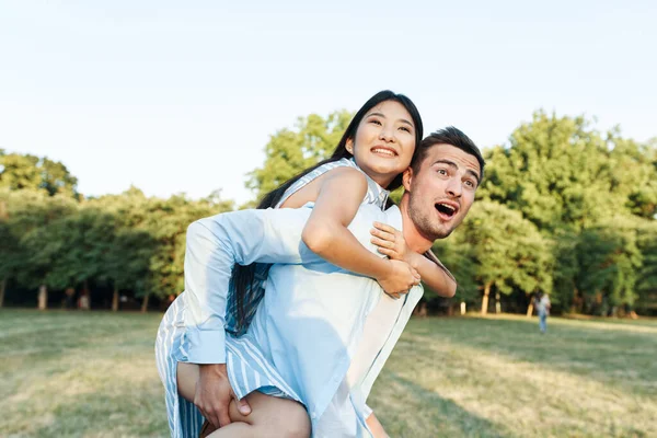 Young Couple Having Fun Park — Stock Photo, Image