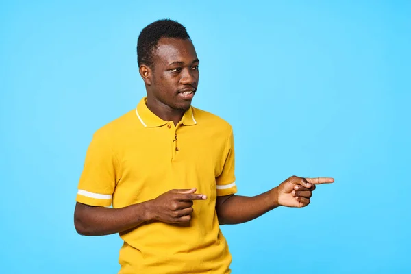 Mavi Arka Planda Izole Edilmiş Parmakları Olan Genç Bir Adam — Stok fotoğraf
