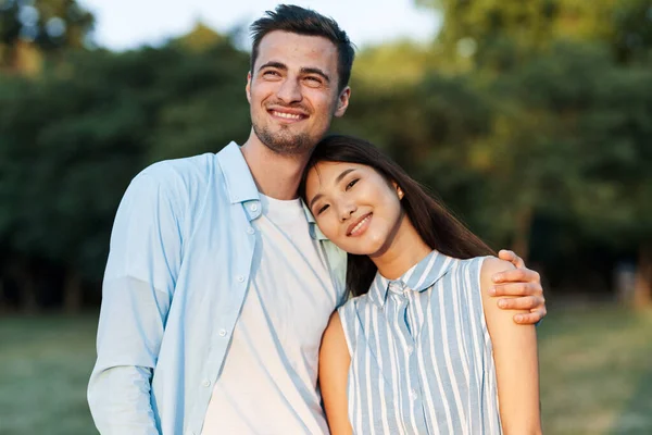 Jovem Lindo Casal Abraçando Parque Verão — Fotografia de Stock