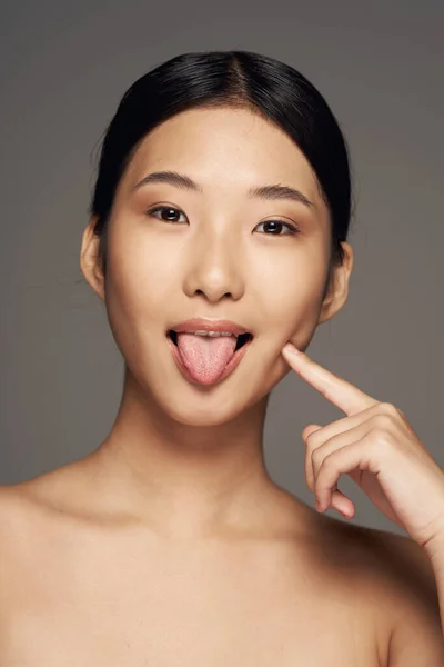 Студійний Знімок Молода Азіатська Жінка Показує Язик — стокове фото