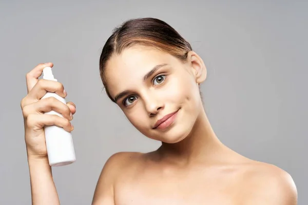 Tiro Estúdio Retrato Jovem Mulher Bonita Com Produto Beleza — Fotografia de Stock