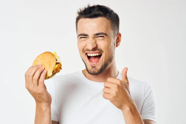 Jovem Com Hambúrguer Estúdio — Fotografia de Stock