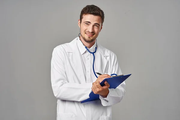 Tiro Estúdio Jovem Médico Está Sorrindo Isolado Fundo Cinza — Fotografia de Stock