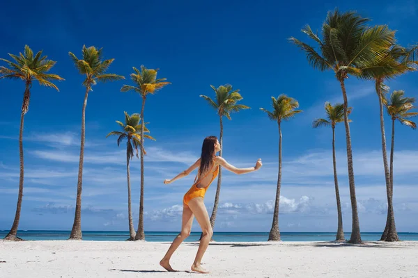 Junge Schöne Frau Entspannt Sich Strand — Stockfoto