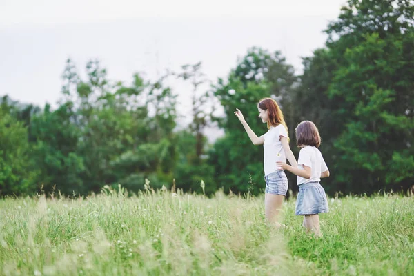 Giovane Madre Sua Figlia Divertirsi Sul Campo Camomilla — Foto Stock