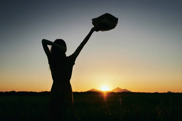 Jovem Posando Campo Trigo Pôr Sol — Fotografia de Stock