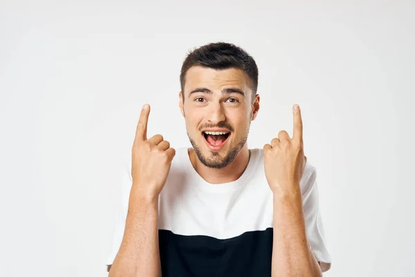 Jonge Man Wijzen Met Vingers Geïsoleerd Witte Achtergrond — Stockfoto