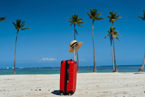 Красный Чемодан Соломенная Шляпа Пляж — стоковое фото