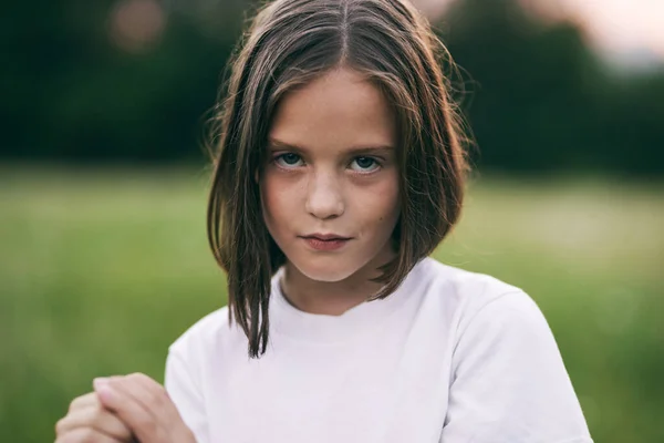 若いです可愛いです女の子持っています楽しいです牧草地 — ストック写真