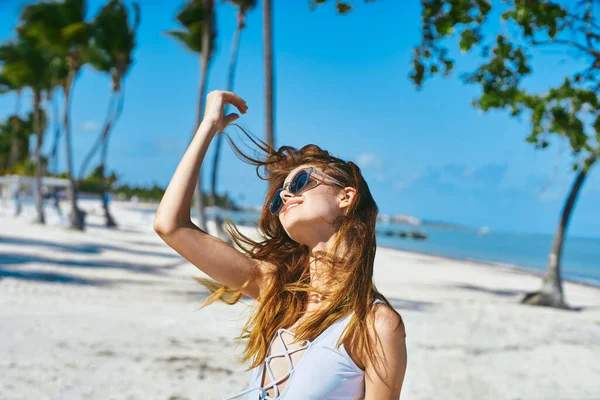 Joven Hermosa Mujer Relajándose Playa — Foto de Stock