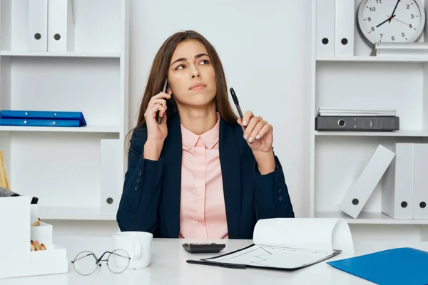 Junge Schöne Geschäftsfrau Sitzt Schreibtisch Büro Denken — Stockfoto