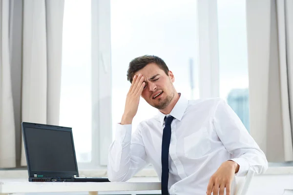 Jungunternehmer Mit Kopfschmerzen Büro — Stockfoto
