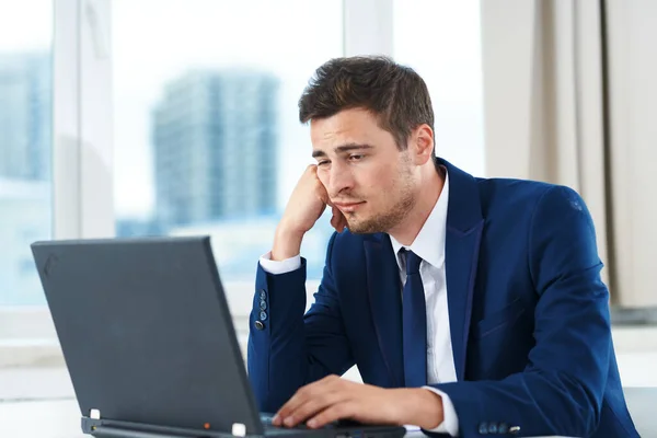 Jeune Homme Affaires Déçu Travaillant Dans Bureau Avec Ordinateur Portable — Photo