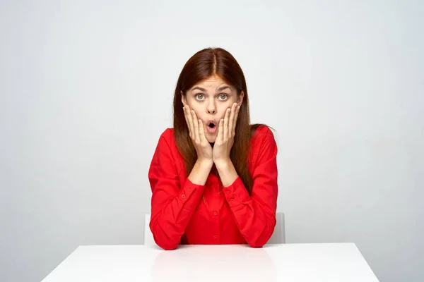 Junge Überraschte Geschäftsfrau Sitzt Schreibtisch Büro — Stockfoto