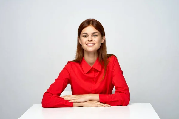 Jovem Bela Sorridente Mulher Sentada Escritório — Fotografia de Stock