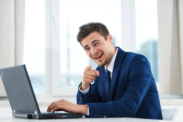 Joven Hombre Negocios Guapo Trabajando Con Ordenador Portátil Oficina Señalando —  Fotos de Stock