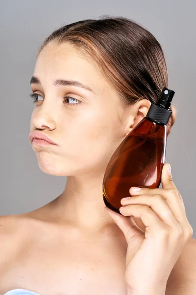 Jeune Belle Femme Avec Laque Cheveux Studio — Photo