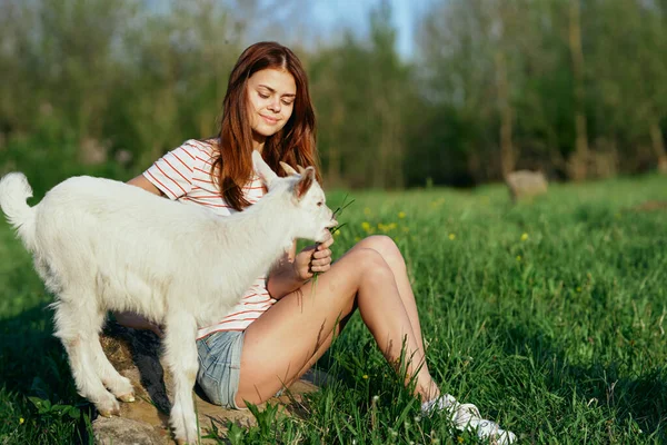 Mulher Com Pequeno Bode Bebê Bonito Fazenda — Fotografia de Stock