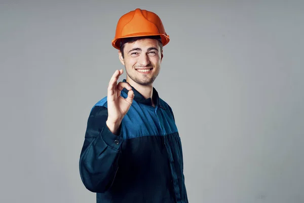 Studioaufnahmen Industriearbeiter Mit Orangefarbenem Helm Gestikuliert — Stockfoto