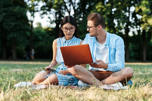 Młodzi Studenci Laptopem Tabletem Trawniku — Zdjęcie stockowe