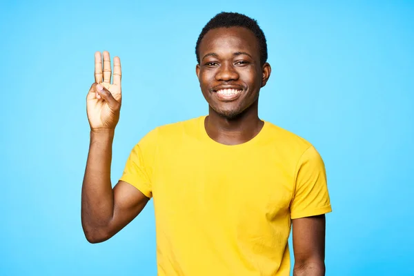 Jovem Africano Mostrando Três Dedos Isolados Fundo Azul — Fotografia de Stock