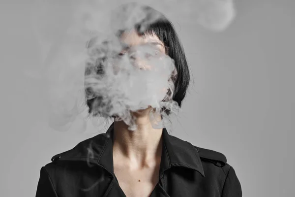 Joven Hermosa Mujer Fumando Estudio Fotografía Moda — Foto de Stock