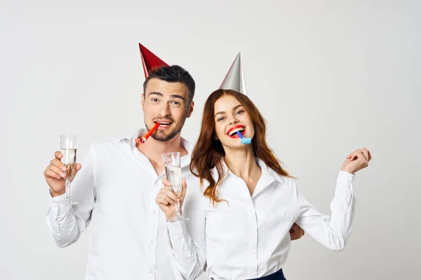 Retrato Jovem Casal Bonito Celebrando Novo Ano Chapéus Festa Champanhe — Fotografia de Stock