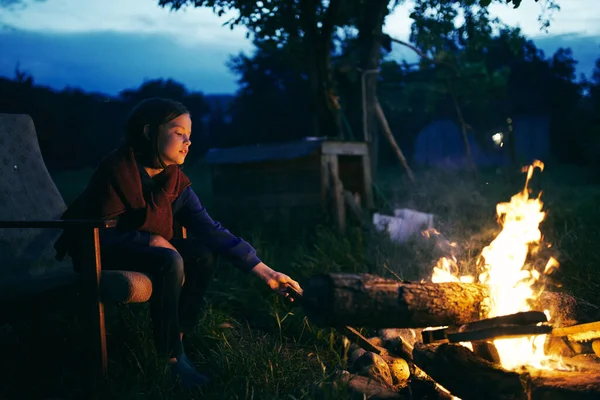 Güzel Kız Gece Ateşin Yanında Oturuyor — Stok fotoğraf