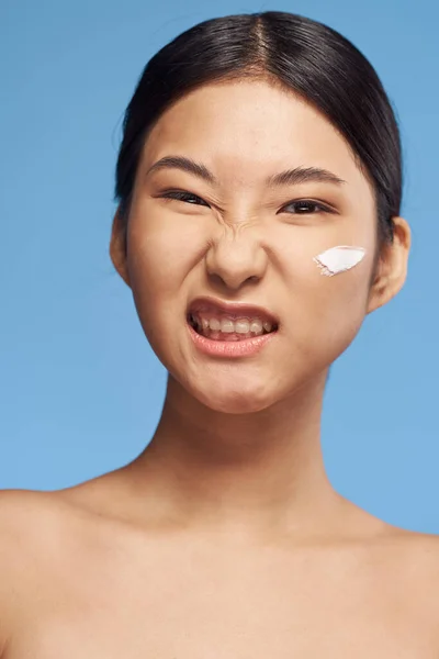 Joven Mujer Asiática Aplicando Crema Hidratante Cara — Foto de Stock