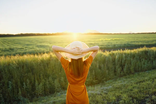 Junge Frau Posiert Bei Sonnenuntergang Auf Einem Weizenfeld — Stockfoto