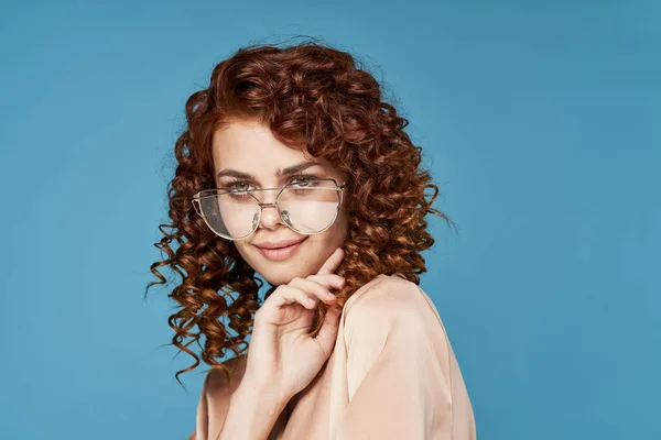 Ung Vacker Kvinna Glasögon Poserar Studio — Stockfoto