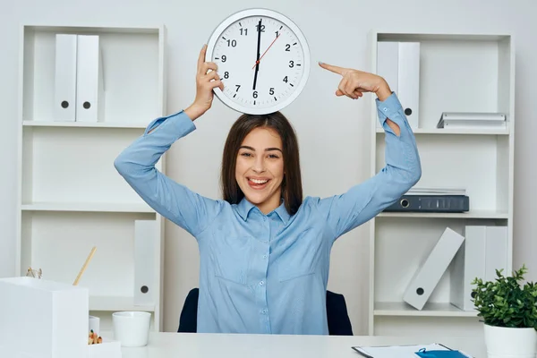 Junge Schöne Geschäftsfrau Büro Zeigt Uhr — Stockfoto