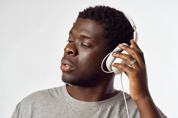 Hombre Africano Guapo Con Auriculares Estudio — Foto de Stock