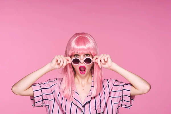 Young Beautiful Woman Pink Wig Sunglasses Posing Studio — Stock Photo, Image