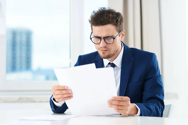 Jonge Knappe Zakenman Die Documenten Leest — Stockfoto