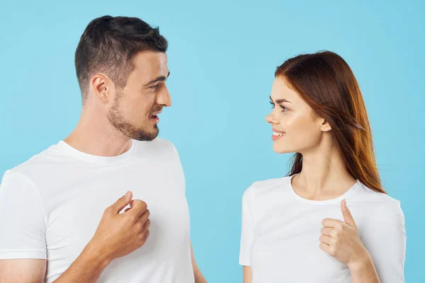 Jovem Lindo Casal Shirts Posando Estúdio Fundo Isolado — Fotografia de Stock