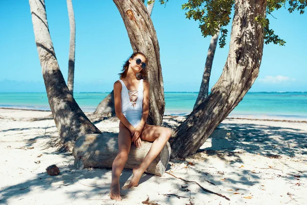 Mladá Krásná Žena Relaxující Pláži — Stock fotografie