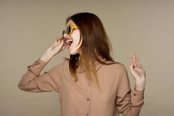 Joven Hermosa Mujer Gafas Sol Posando Estudio — Foto de Stock