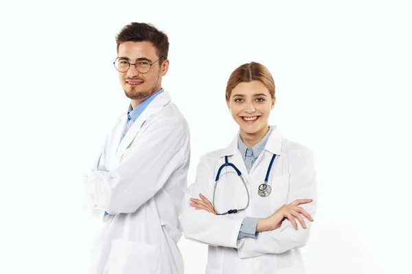 Joven Médico Enfermera Pie Estudio Fondo Aislado —  Fotos de Stock