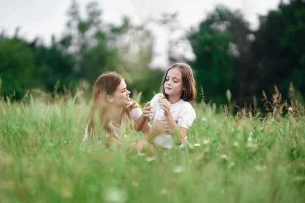 Junge Mutter Und Ihre Tochter Amüsieren Sich Auf Kamillenfeld — Stockfoto