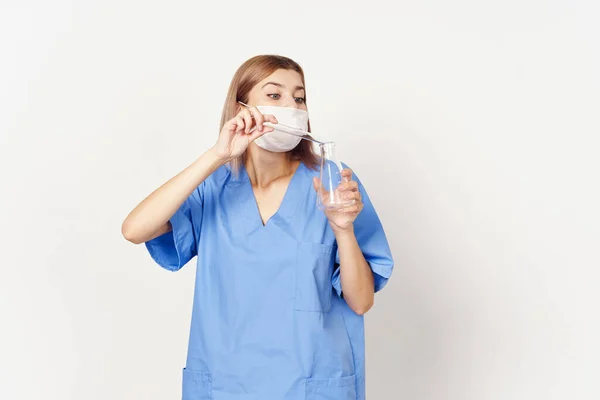Grabado Estudio Joven Hermosa Mujer Médico Usando Máscara Con Frasco — Foto de Stock