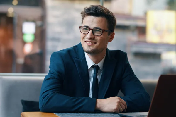 Jovem Bonito Sorridente Empresário Trabalhando Com Laptop Escritório — Fotografia de Stock