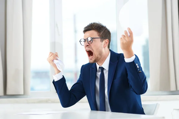 Όμορφος Θυμωμένος Επιχειρηματίας Που Εργάζεται Στο Γραφείο — Φωτογραφία Αρχείου
